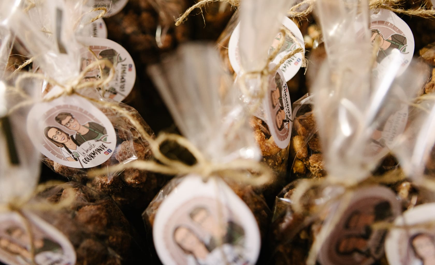 Les cuisinières de la bricole gourmande s'amusent avec de la farine